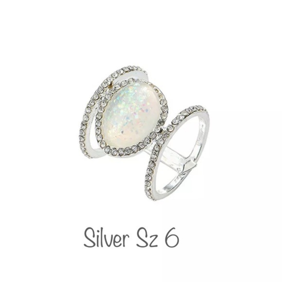 Jewelry - Silver Sz 6 Glittery Rhinestone Ring